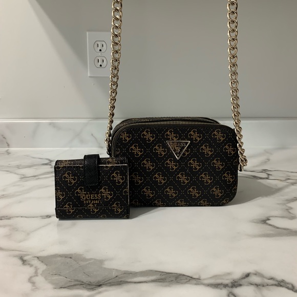 Guess Crossbody WITH matching Wallet - Picture 1 of 3